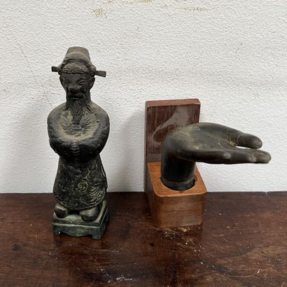 *Bronze Buddha hand. Thai work. H. 15 cm....
