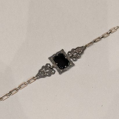 *Bracelet en argent, le motif central rectangulaire...