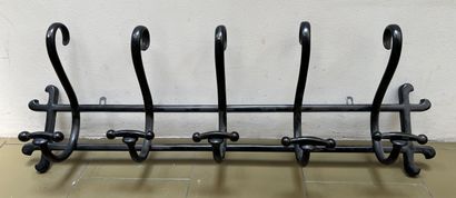 *Porte-manteaux en bois courbé noirci, les...
