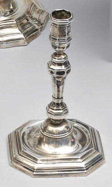 Flambeau en argent, posant sur un pied octogonal,...