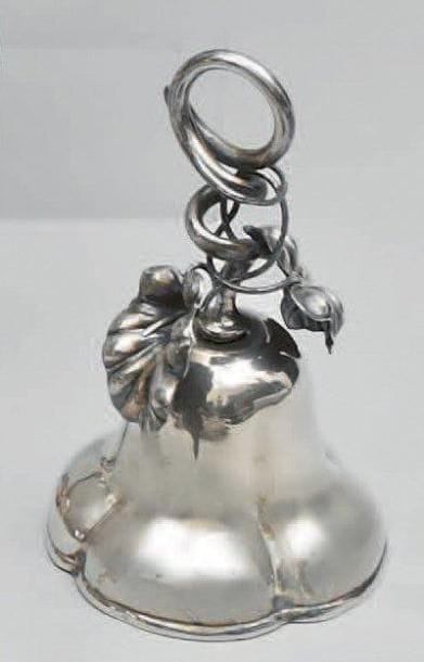 Lot en argent composé: d'une cloche en argent...