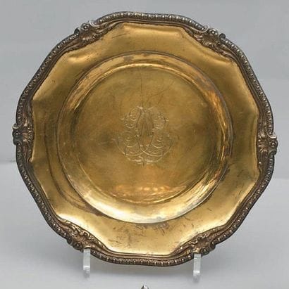 Assiette ronde en vermeil, à contours et...
