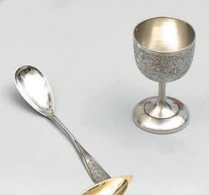 Coquetier et sa cuiller en argent, partiellement...