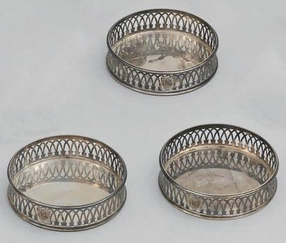 Trois dessous de carafe en argent, chacun...