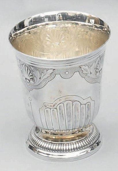 Timbale tulipe en argent, pose sur un piédouche...