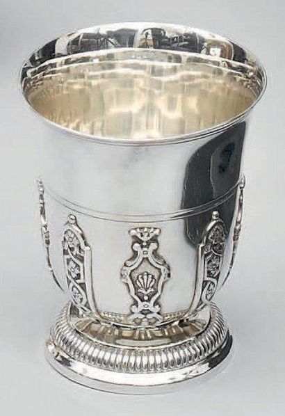 Timbale tulipe en argent, pose sur un piédouche...