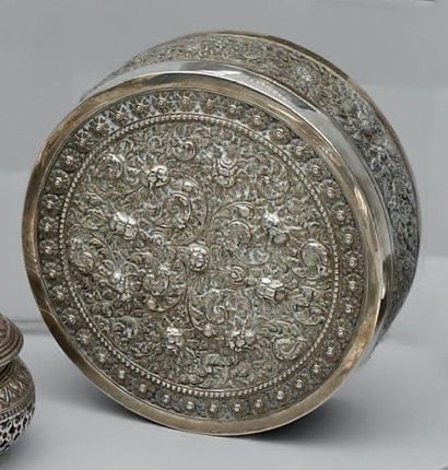 Boîte en argent de forme ronde, à décor au...