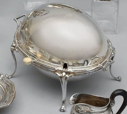 Chauffe-plat ovale en argent, posant sur...