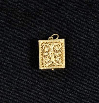 Pendentif rectangulaire à senteur en or jaune...