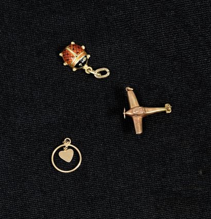 Trois pendentifs en or jaune 18K (750) :...