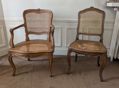Fauteuil en bois naturel mouluré de fleurs...