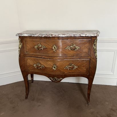 Commode en bois de placage marqueté de filets...