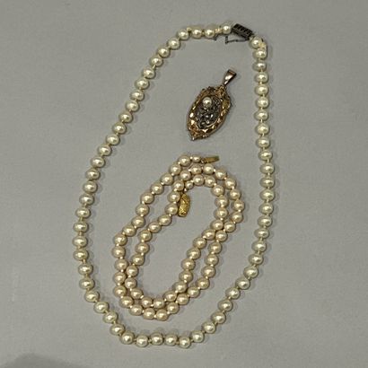 Deux colliers de perles fantaisie, le premier...