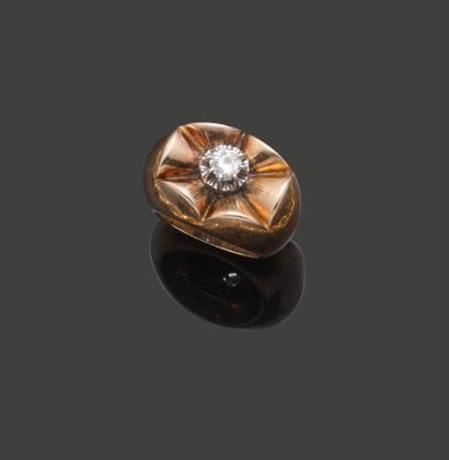 Bague en or jaune 18K (750), à décor de larges...