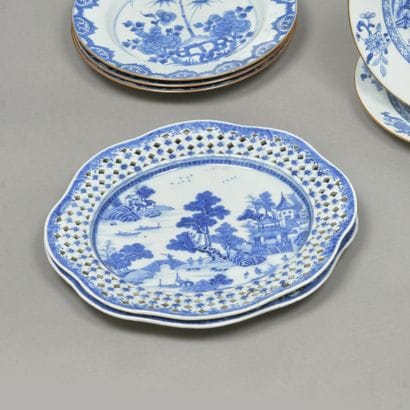 Chine, XIXe siècle. Paire de plats présentoirs...