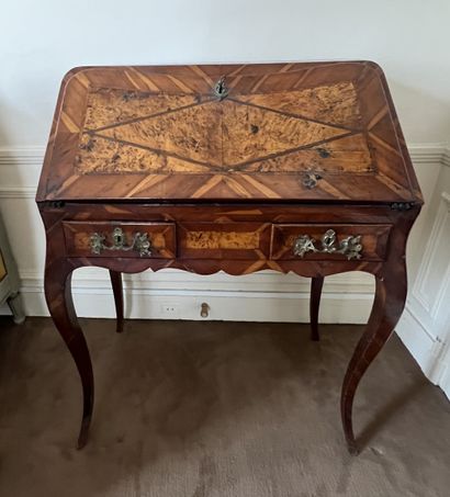 Bureau de pente en placage de bois fruitier...