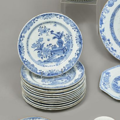 Chine, XVIIIe siècle. Suite de treize assiettes...