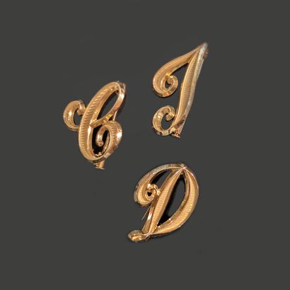 Trois broches en or jaune 18K (750), figurant...