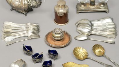 Douze couverts en argent (950), modèle uniplat....