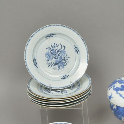Chine, XVIIIe siècle. Sept assiettes en porcelaine...