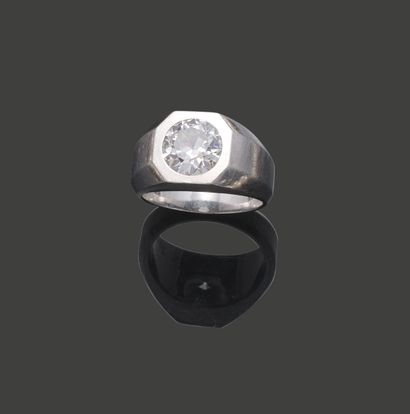 Bague jonc en platine, la monture à pans...