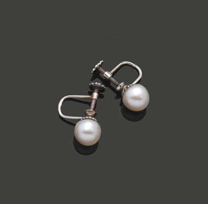 Paire de boucles d'oreille en or gris 18K...