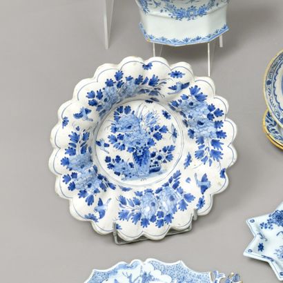 Delft, XVIIIe siècle. Coupe ronde en faïence,...