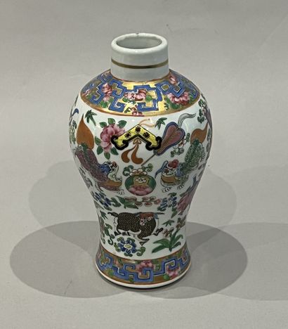 China, Canton - 20th century. Small porcelain...