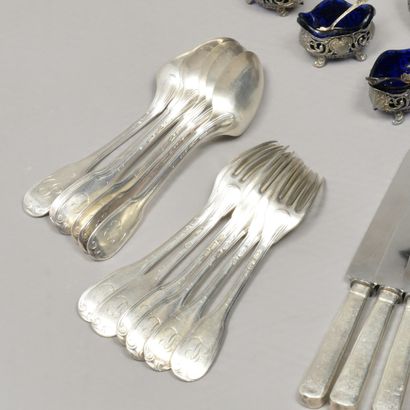 Six couverts en argent, modèle à filets et...