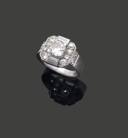 Bague en or gris 18K (750) ou platine, la...
