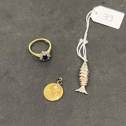 Pendentif figurant un poisson articulé en...