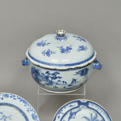 Importante terrine couverte en porcelaine...