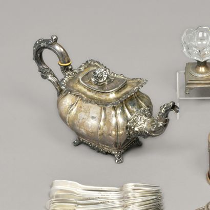 Théière en argent (925), à larges côtes et...