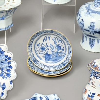 Delft, XVIIIe siècle. Trois petites coupes...