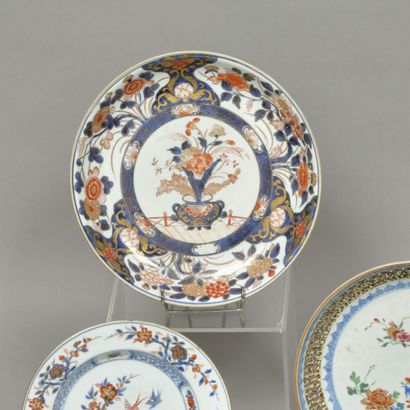 Chine, XVIIIe siècle. Grande coupe en porcelaine...