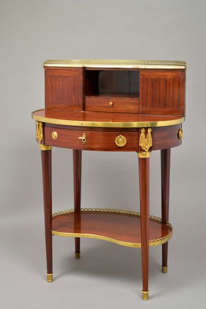 Mahogany and mahogany veneer oval-shaped...