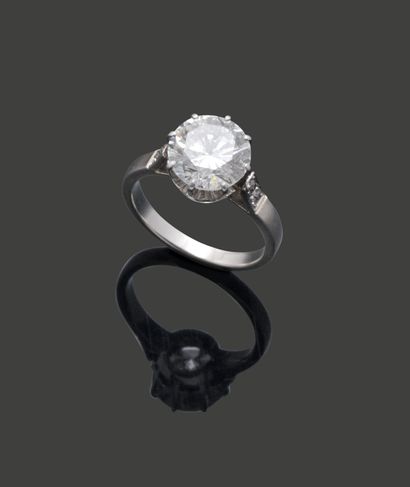 Bague en or gris 18K (750) et platine, ornée...