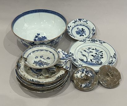 Chine, XVIIIe siècle. Ensemble de porcelaines...