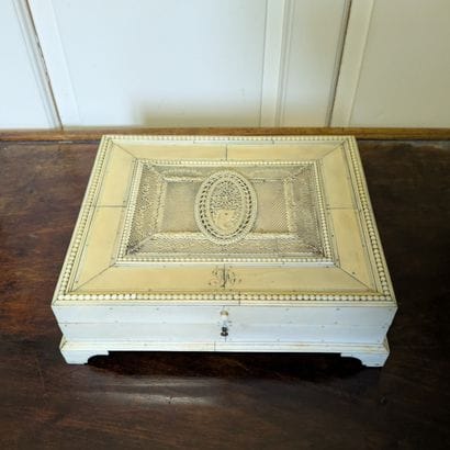 Bone chip box. The lid decorated with pearl...