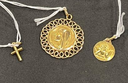 Ensemble en or jaune 18K (750)) : - médaille...