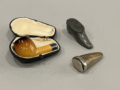 Tobacco: shoe-shaped tin snuffbox, deer antler...