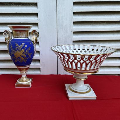 Ensemble : coupe repercée en porcelaine blanche...