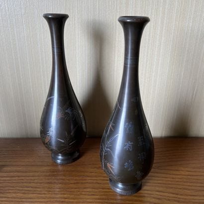 Paire de vases piriformes en bronze patiné...