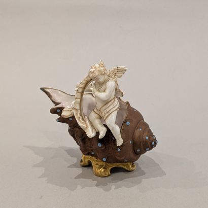 Petite bouquetière de table en porcelaine...