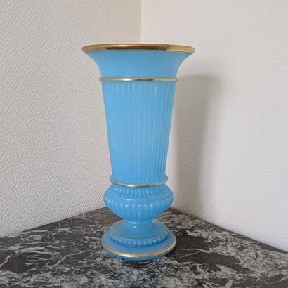 Vase en opaline bleu à filet or, décor de...
