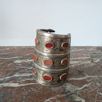 Silver cuff bracelet (800), decorated with...