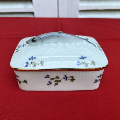 Boîte à sardines en porcelaine à décor au...