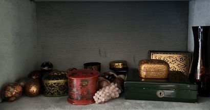Ensemble de boîtes, vases et œufs en laque...