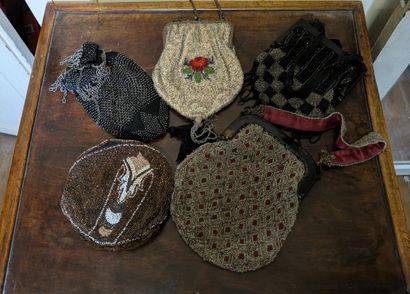Cinq réticules en perles de Lunéville. Petits...