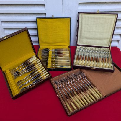 Several suites of cake forks, with horn or...